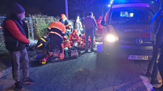 Doi dintre cei trei copii transferaţi la Timişoara, după ce au fost implicaţi în accidentul din Petroşani, au fracturi la picioare, iar al treilea este intubat, în stare gravă la Spitalul Judeţean
