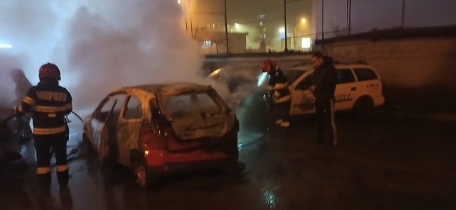Cinci maşini au fost distruse de incendiu în Craiova/ Focul a izbucnit la un autoturism aflat în trafic şi s-a extins la altele parcate în zonă - FOTO
