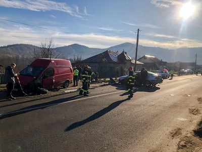 Dâmboviţa: Trei tineri, răniţi într-un accident rutier produs pe DN 71, în localitatea Pucioasa - FOTO

