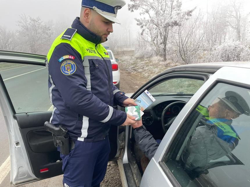 Poliţiştii rutieri din Bacău au oprit şoferii în trafic pentru a le oferi căşti bluetooth