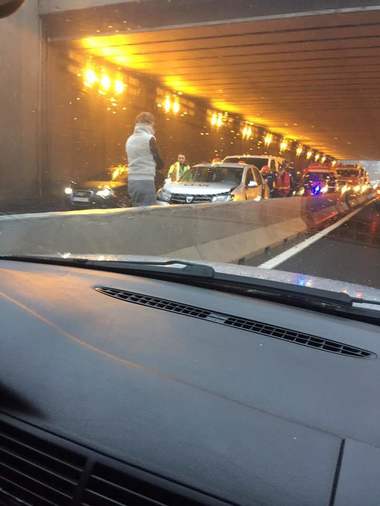 Accident de circulaţie în Pasajul Băneasa, în care au fost implicate cinci autovehicule / O fetiţă în vârstă de 3 ani a fost transportată la spital 