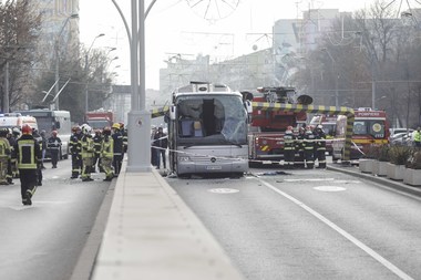Traficul rutier a fost reluat în zona Pasajului Unirii, după accidentul în care a fost implicat autocarul cu turişti greci / S-a deschis dosar de cercetare penală pentru săvârşirea infracţiunilor de ucidere din culpă şi vătămare corporală din culpă