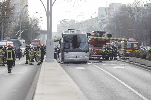 Traficul rutier a fost reluat în zona Pasajului Unirii, după accidentul în care a fost implicat autocarul cu turişti greci / S-a deschis dosar de cercetare penală pentru săvârşirea infracţiunilor de ucidere din culpă şi vătămare corporală din culpă