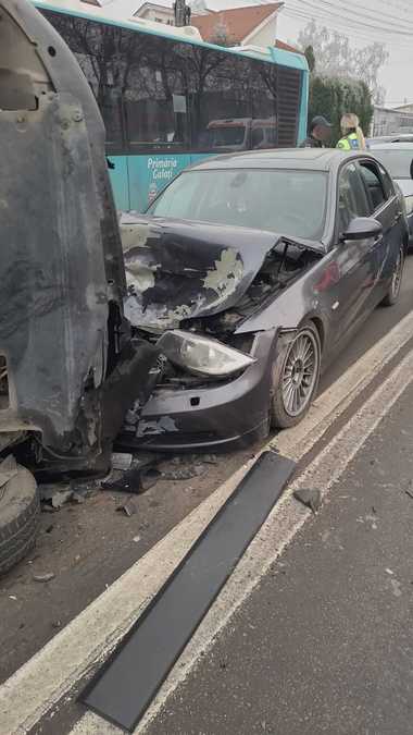 UPDATE - Accident în lanţ pe un bulevard din Galaţi, cu o ambulanţă, un autobuz şi 3 autoturisme/ Asistentul din ambulanţă a fost rănit uşor - VIDEO