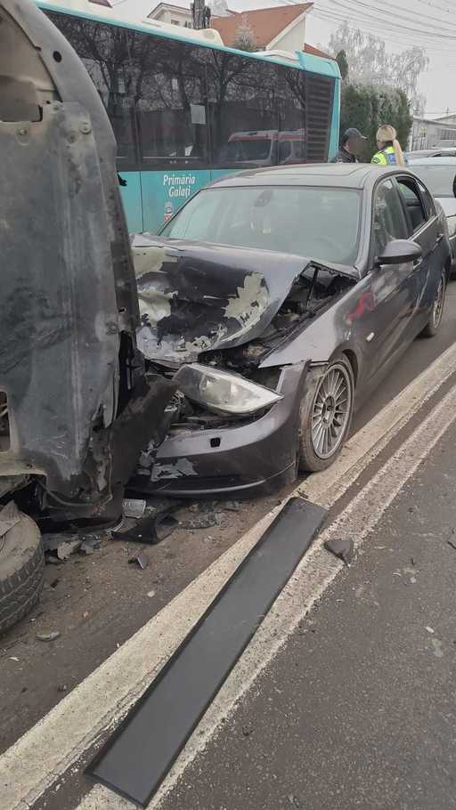 UPDATE - Accident în lanţ pe un bulevard din Galaţi, cu o ambulanţă, un autobuz şi 3 autoturisme/ Asistentul din ambulanţă a fost rănit uşor - VIDEO