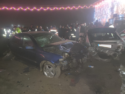 Buzău - Un tânăr a murit iar alţi doi au fost grav răniţi după ce un autoturism scăpat de sub control a lovit doi pietoni şi apoi a ricoşat în alte 3 maşini - FOTO