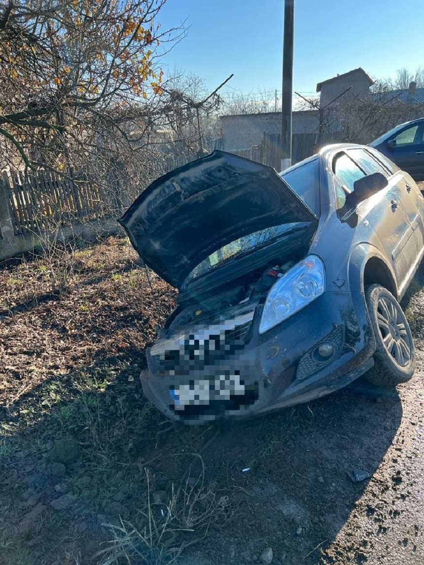 Giurgiu: Trei răniţi, după ce un autoturism a intrat într-un şanţ - FOTO
