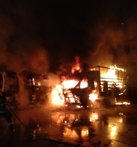 Bihor: Incendiu puternic la sediul unei firme de transport. Mai multe autovehicule au fost distruse de flăcări - FOTO
