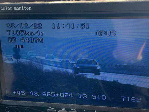 Femeie prinsă în timp ce circula cu 105 kilometri la oră pe un drum din judeţul Sibiu, unde limita legală de viteză este de 70 de kilometri la oră / A fost amendată 