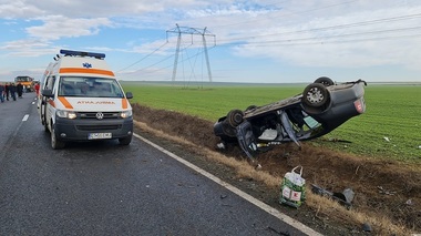 Constanţa: Patru persoane au fost rănite într-un accident rutier în care au fost implicate trei autoturisme/ A intervenit şi elicopterul SMURD - FOTO

