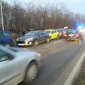 Accident cu şase maşini în judeţul Buzău / Două persoane au fost rănite 