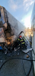 Neamţ: Un autobuz parcat a luat foc, incendiul fiind provocat cel mai probabil de un scurtcircuit electric - FOTO
