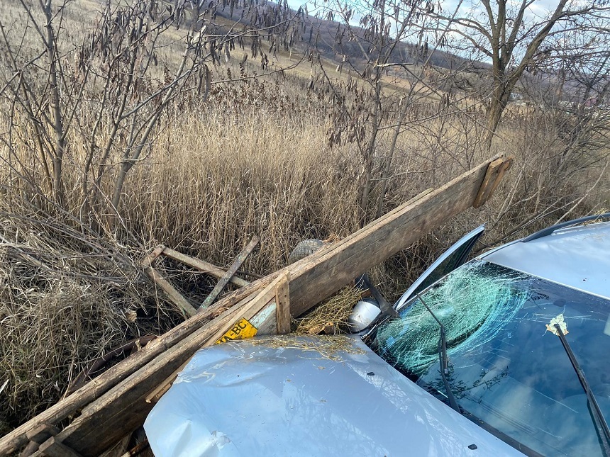 Bacău: Şase răniţi, după coliziunea dintre un autoturism şi o căruţă, în comuna Plopana - FOTO
