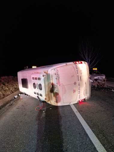Iaşi: Doi bărbaţi, transportaţi la spital după un accident în care au fost implicate un microbuz şi un autoturism - FOTO