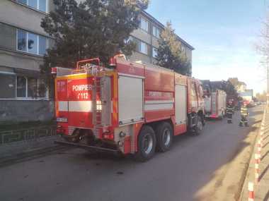 Incendiu într-un apartament dintr-un bloc din Iaşi/ Circa 30 de persoane, evacuate de forţele de intervenţie, alte 30 au ieşit singure/ Un bărbat a suferit arsuri pe picioare şi abdomen