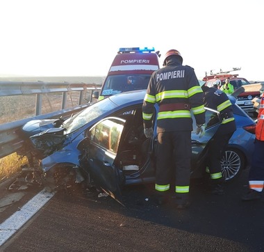 UPDATE - Timiş: Bărbat transportat la spital cu elicopterul SMURD după ce a intrat cu maşina într-un parapet, pe autostrada A6, nodul de urcare pe A1/ Traficul, oprit total pe A6, dar şi pe sensul spre Bucureşti al A1
