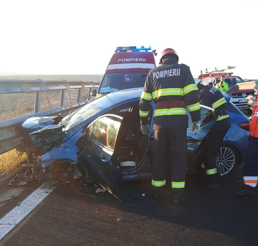 UPDATE - Timiş: Bărbat transportat la spital cu elicopterul SMURD după ce a intrat cu maşina într-un parapet, pe autostrada A6, nodul de urcare pe A1/ Traficul, oprit total pe A6, dar şi pe sensul spre Bucureşti al A1