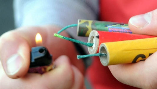 Sfatul pompierilor, pentru noaptea de Revelion: Renunţaţi la utilizarea petardelor, artificiilor periculoase sau a altor mijloace pirotehnice! NU permiteţi copiilor jocul cu petarde şi artificii!