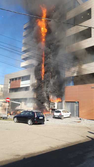 UPDATE - Incendiu puternic la o sală de sport din Iaşi / Douăzeci de persoane de la etajele superioare ale clădirii, evacuate / Trei persoane au primit îngrijiri medicale după atacuri de panică / Cui aparţinea clădirea - FOTO