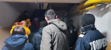 Galaţi - 60 de persoane dintr-un bloc au fost evacuate după ce într-un apartament plin cu gunoaie şi deşeuri a izbucnit un incendiu - FOTO, VIDEO