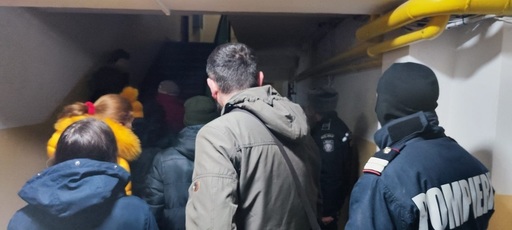 Galaţi - 60 de persoane dintr-un bloc au fost evacuate după ce într-un apartament plin cu gunoaie şi deşeuri a izbucnit un incendiu - FOTO, VIDEO