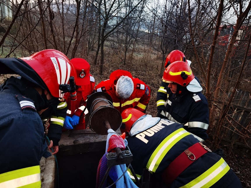 Botoşani: Bărbat de 62 de ani, salvat de pompieri dintr-o fântână adâncă de şapte metri - FOTO
