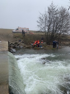 Alba: Tânără salvată după ce a căzut în apele unui râu. Ea a fost resuscitată şi dusă la spital în hipotermie - FOTO
