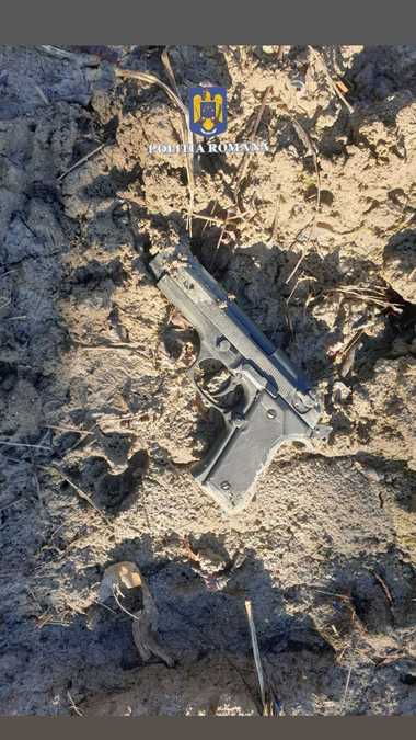Gorj: Doi tineri au fost reţinuţi după ce s-au filmat în timp ce trăgeau, în aer, cu un pistol neletal