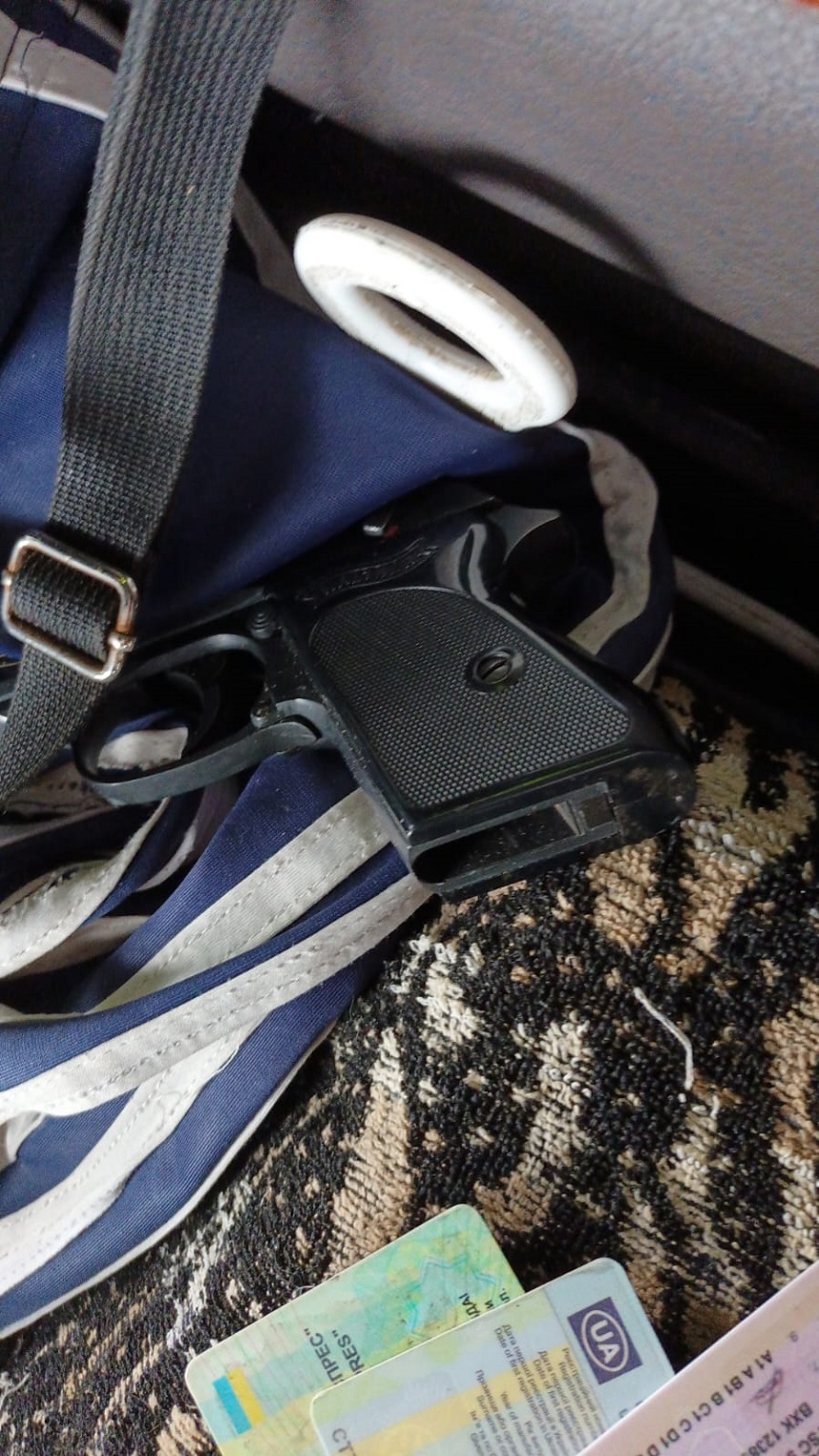 Un pistol marca Walther, un încărcător şi cinci cartuşe,  descoperite la Vama Albiţa, într-un autocamion condus de un cetăţean ucrainean - FOTO

