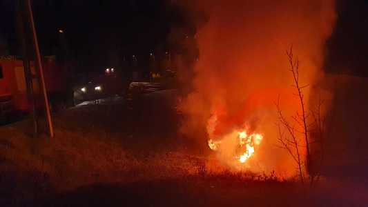 Argeş: Bărbat cercetat de Poliţie după ce a dat foc unui autoturism, alte maşini fiind avariate din cauza sa - VIDEO