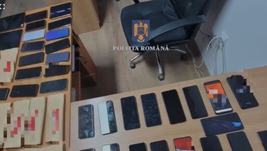 Vrancea: Trei bărbaţi, reţinuţi după ce au furat din magazine de telefonie mobilă obiecte de 300.000 de lei - VIDEO