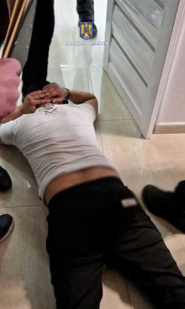 Giurgiu: Bărbatul care a tras cu arma în faţa poliţiştilor, după care s-a baricadat în apartament a fost arestat preventiv