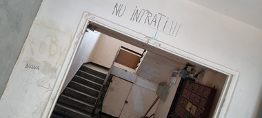 Argeş: Amendă pentru doi adolescenţi care au desenat imagini cu caracter obscen pe peretele unei scări de bloc. În plus, ei au fost puşi să vopsească peretele 
