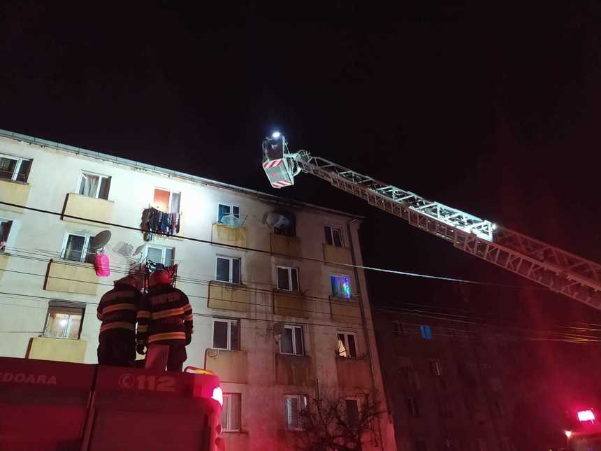 Hunedoara: 70 de persoane autoevacuate şi alte trei cu probleme locomotorii, evacuate de pompieri, în urma izbucnirii unui incendiu într-un bloc - FOTO