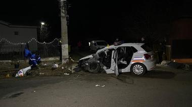 UPDATE - O autospecială a Poliţiei Buzău, implicată într-un accident rutier, în timp ce urmărea un şofer care nu oprise la semnal/ Două persoane, transportate la spital 