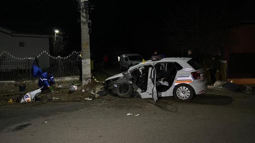 UPDATE - O autospecială a Poliţiei Buzău, implicată într-un accident rutier, în timp ce urmărea un şofer care nu oprise la semnal/ Două persoane, transportate la spital 