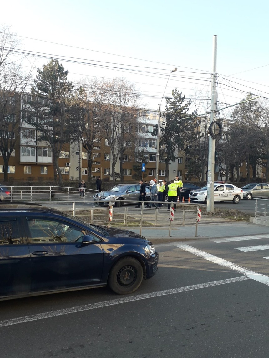 Patru persoane, între care doi copii, au fost rănite după ce un autoturism a derapat pe o stradă din Ploieşti - FOTO

