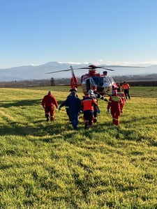 Şase persoane, transportate la spitale în urma unui accident rutier produs în judeţul Covasna/ Una dintre victime, preluată de elicopterul SMURD şi dusă la Braşov - FOTO
