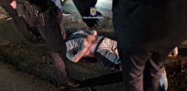 Giurgiu: Mai multe persoane au sesizat Poliţia după ce au fost ameninţate cu moartea de un bărbat cu o sabie/ El a fost prins când mergea spre locuinţa fostei cumnate, fiind trase focuri de armă pentru a fi oprit