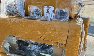Bunuri susceptibile a fi contrafăcute, în valoare de peste 1,8 milioane de lei, găsite într-un container sosit din China în Portul Constanţa - FOTO

