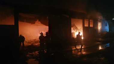 UPDATE - Incendiu puternic la un depozit de mase plastice din Sectorul 6 al Capitalei/ Pompierii intervin cu opt autospeciale/ Incendiul a fost localizat