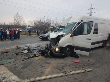 Bistriţa-Năsăud: Un microbuz şcolar în care se aflau 12 elevi a fost implicat într-un accident rutier. Nimeni nu a fost rănit