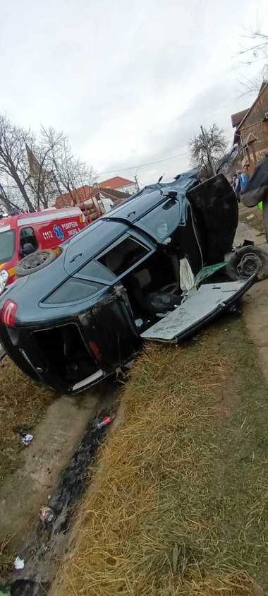 Accident spectaculos în Bistriţa-Năsăud: Pompierii au tăiat plafonul unei maşini răsturnate pentru scoate un pasager încarcerat
