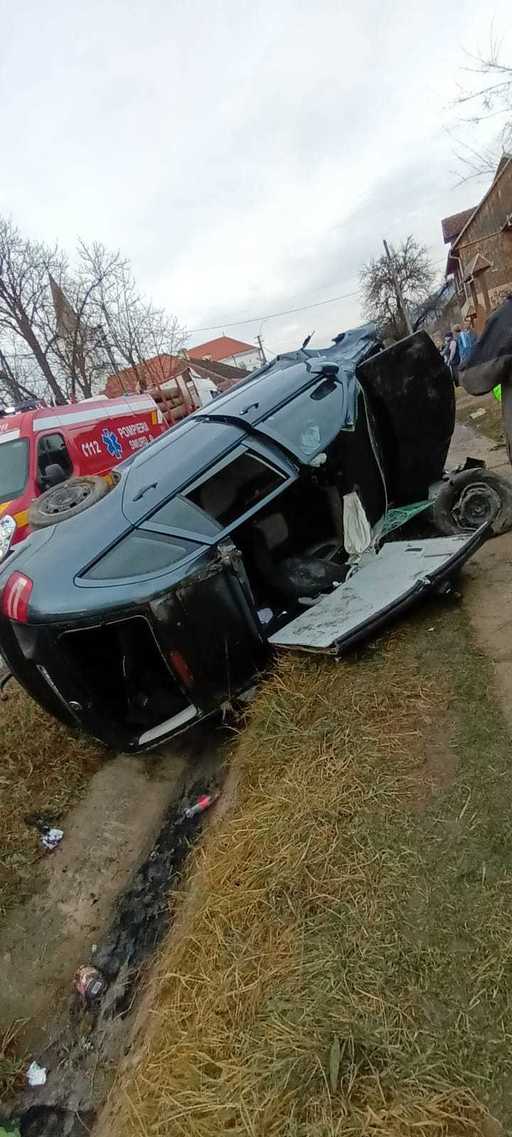 Accident spectaculos în Bistriţa-Năsăud: Pompierii au tăiat plafonul unei maşini răsturnate pentru scoate un pasager încarcerat
