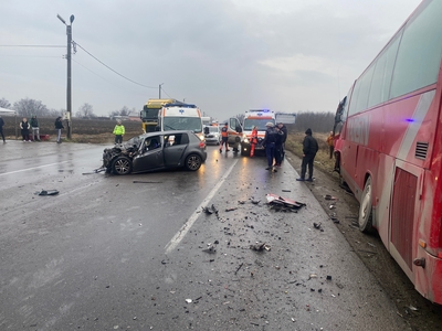 Trafic blocat pe DN2 E85 în localitatea Moviliţa după ce un autocar s-a ciocnit cu un autoturism / Două persoane au decedat
