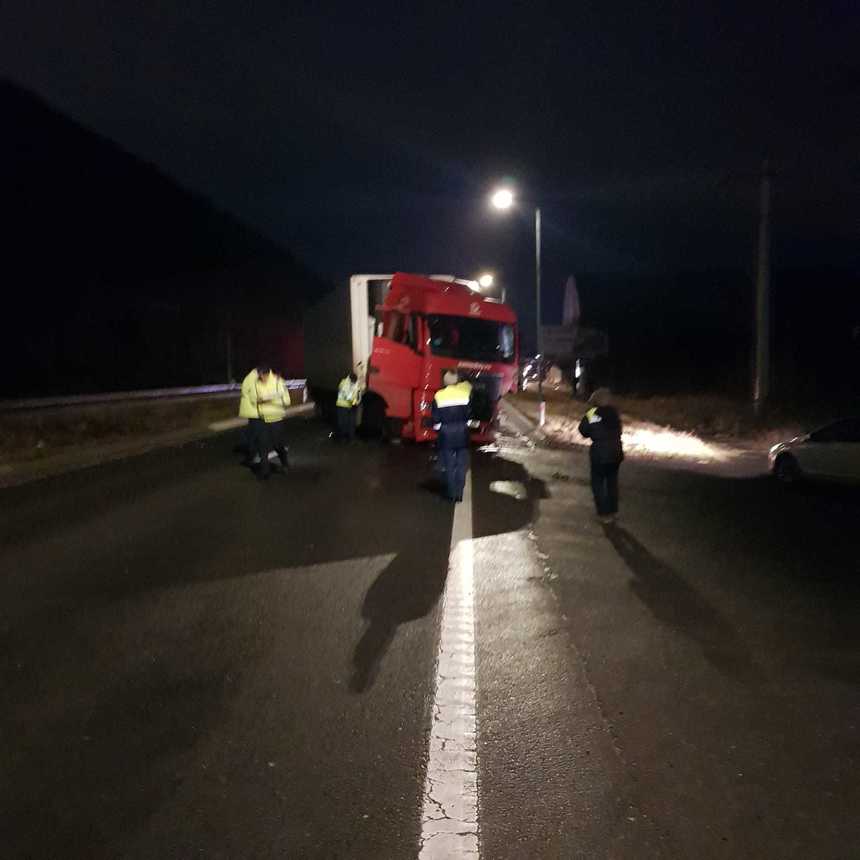 Trafic blocat pe DN 1, la ieşirea din Braşov spre Predeal, după ce un autotuturism şi un TIR s-au ciocnit/ Şoferul autoturismului, transportat la spital