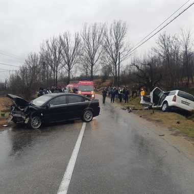 Argeş: Cinci răniţi, între care doi copii, în urma unui accident rutier în care au fost implicate două autoturisme - FOTO / VIDEO

