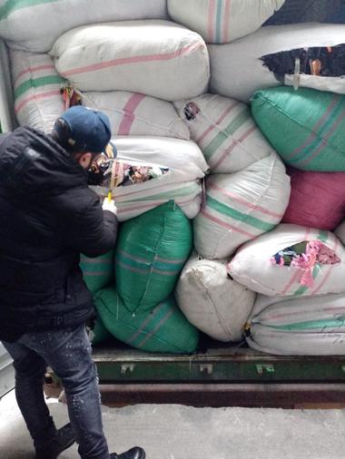 Container încărcat cu peste 15 tone de deşeuri textile, descoperit în Portul Constanţa / Acesta urmează să fie returnat în Indonezia, ţara de unde fusese expediat 
