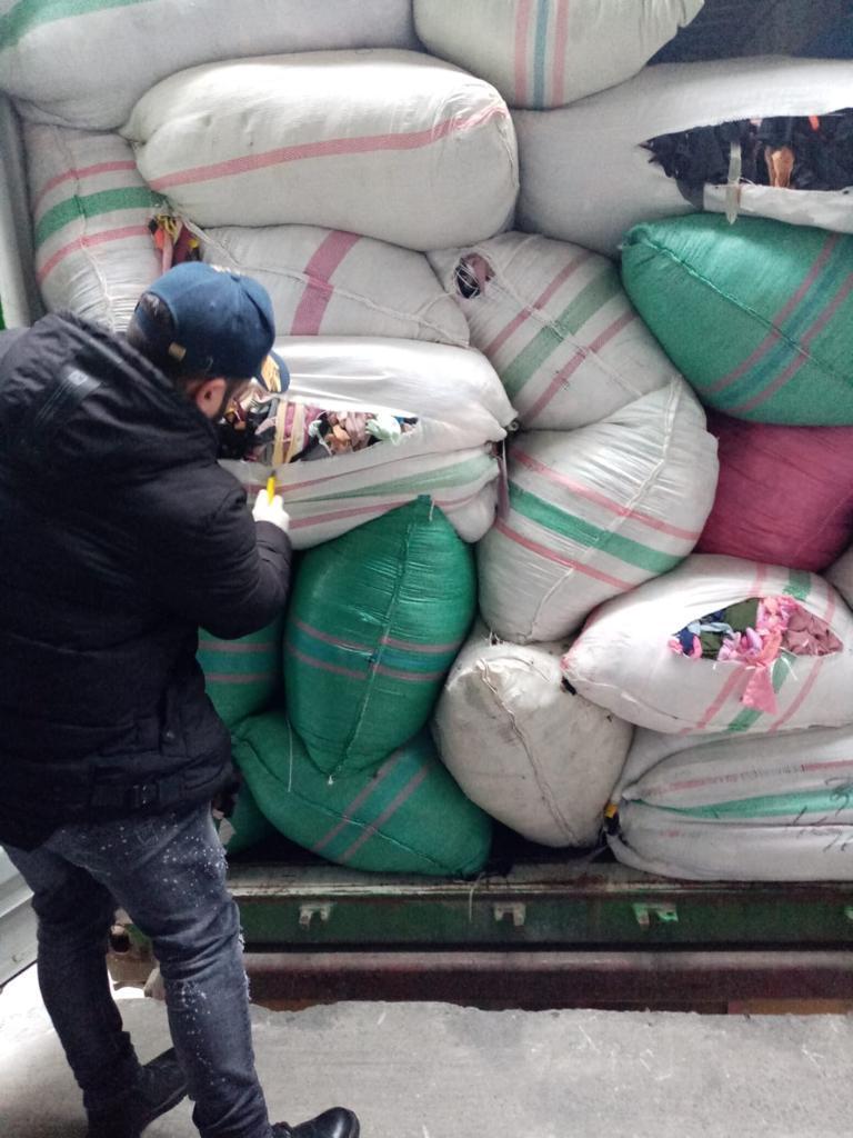 Container încărcat cu peste 15 tone de deşeuri textile, descoperit în Portul Constanţa / Acesta urmează să fie returnat în Indonezia, ţara de unde fusese expediat 