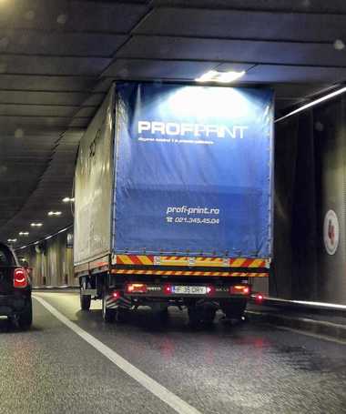 UPDATE - O autoutilitară a rămas blocată în Pasajul Unirii din Capitală/ Şoferul a fost amendat întrucât autoutilitarea avea modificări neomologate, suprastructura metalică depăşind dimensiunile - FOTO
